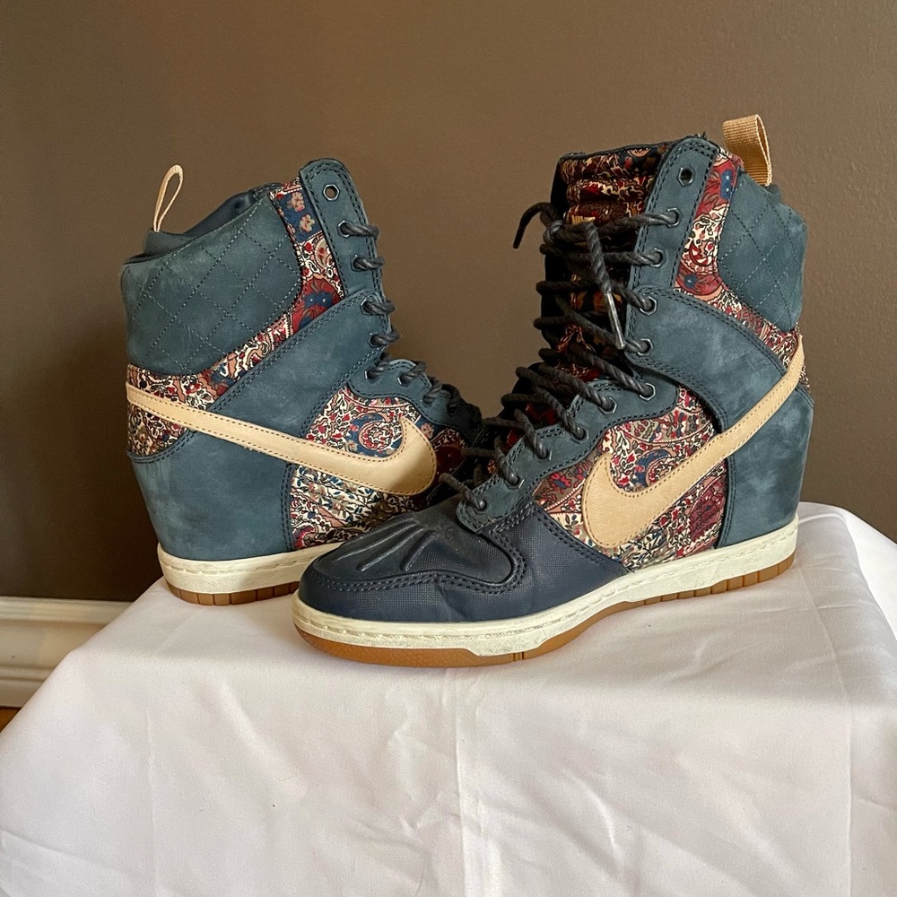 Nike Women’s Dunk Sky Hi High Top Floral Sneakers , Size US 6.5, Lightly worn
